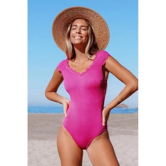 CUPSHE NWT Women's One Piece Scalloped Swimsuit Hot Pink Size Medium - Picture 1 of 9